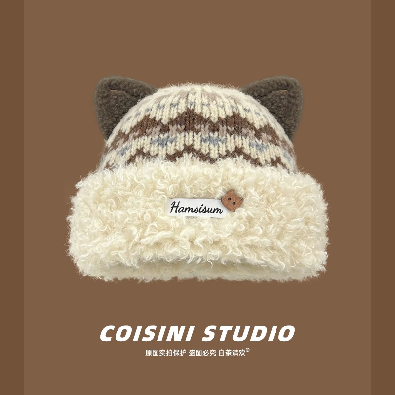 Beanie Cuffed Knit - かわいい猫耳が付いた、フェア・アイル柄のジャカード織りの冬用ニット帽。ふわふわのフリース素材で、暖かく、柔らかい。カジュアルなストリートファッションにぴったり。